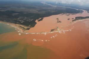 O deslocamento da lama tóxica atinge o litoral do Espírito Santo.
