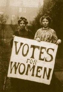 Annie Kenney (à esquerda) e Christabel Pankhurst (à direita). 