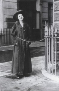 Suffragette acorrentada em grade, protestando pelo voto. 