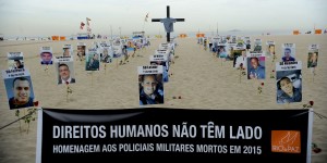 Rio de Janeiro - A ONG Rio da Paz faz ato público em memória dos PMs mortos em 2015. Fotos de todos os policiais que sofreram morte violenta foram espalhadas na areia de Copacabana (Tânia Rêgo/Agência Brasil)