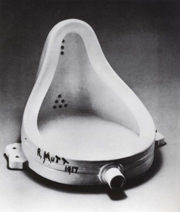 Marcel Duchamp “retirando-o (o urinol) de um contexto em que, por serem todas as coisas utilitárias, nada pode ser estético, situa-o numa dimensão na qual, nada sendo utilitário, tudo pode ser estético”. 