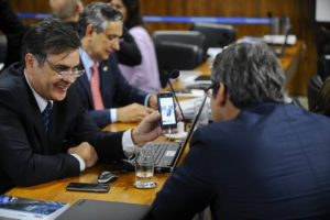 Senadores da Comissão Especial do Impeachment trocam memes sobre Dilma. Foto: Marcos Oliveira/Agência Senado